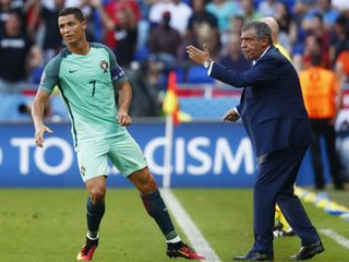 HLV Santos: Ronaldo không theo chân Messi chia tay đội tuyển