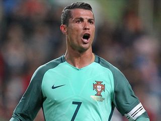 Báo Pháp mong CR7 "bị động kinh" như Ronaldo 1998