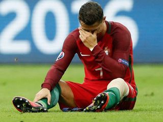 Chị gái Ronaldo so sánh nước mắt của em trai với Chúa