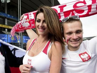 Vòng eo con kiến của mỹ nhân Ba Lan ở  EURO 2016