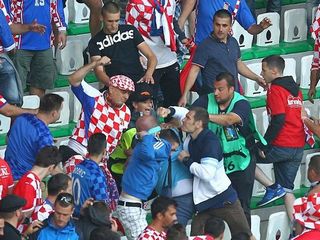   CĐV Croatia ném pháo sáng, đánh lẫn nhau trong trận đấu CH Séc 