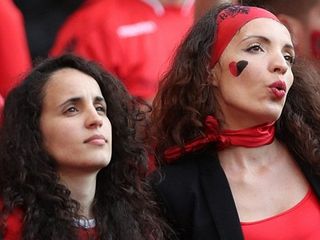   Cầu thủ Albania ôm mẹ mừng chiến thắng lịch sử, hy vọng điều thần kỳ 