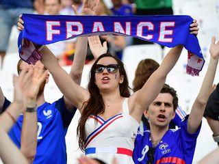   Những fan nữ xinh đẹp tiếp lửa cho Pháp đánh bại Đức 