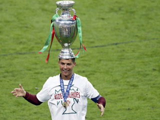 Ronaldo đội Cup lên đầu trong lễ ăn mừng của Bồ Đào Nha